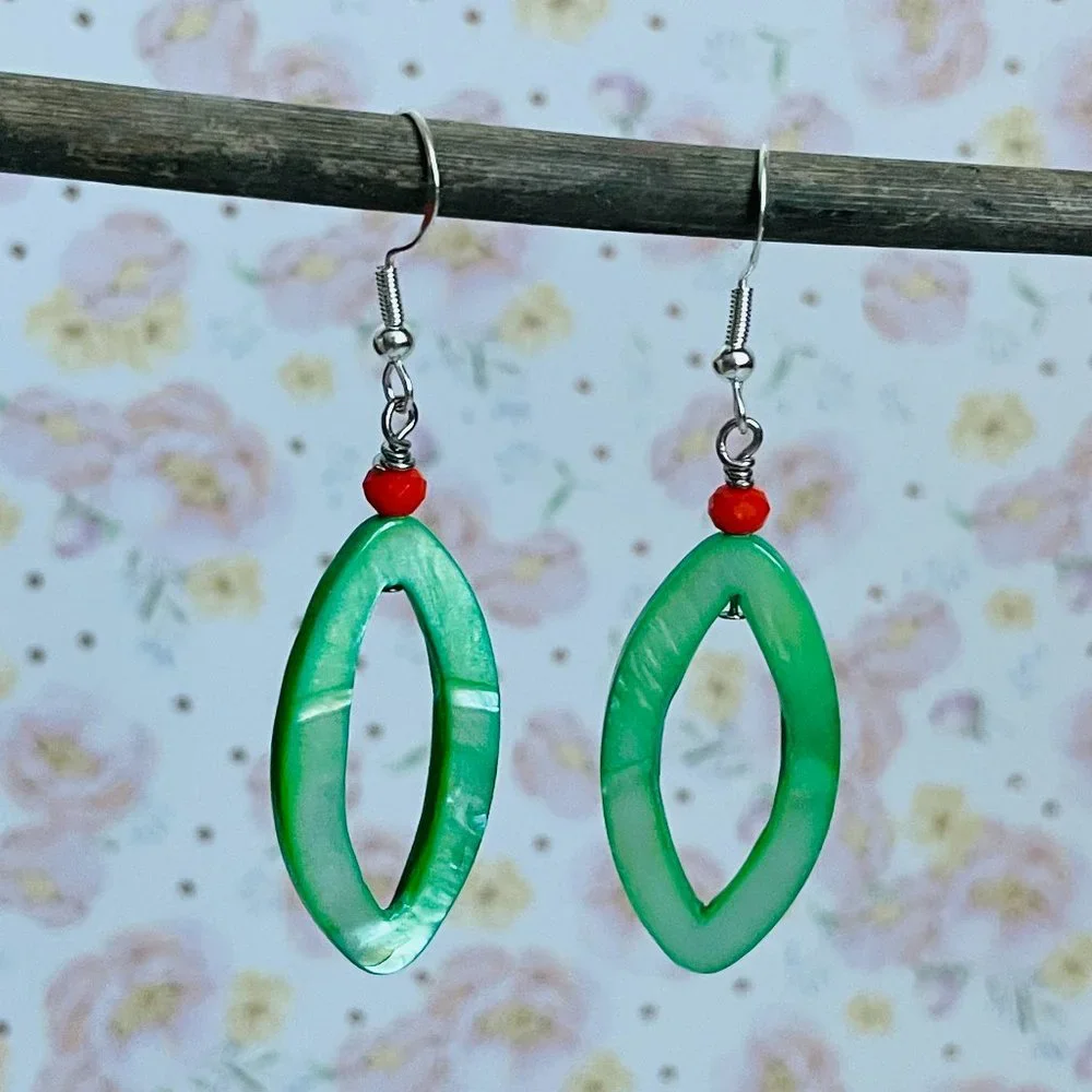 Green Mother of Pearl Beaded Dangle Drop Earrings 2 ¼” NEW - Picture 1 of 3